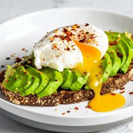 Celozrnný toast s avokádem a zastřeným vejcem